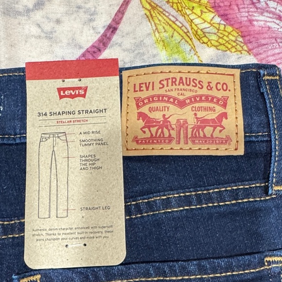 Levi's Women's 314 Shaping Straight size 26 x 32 Dark Blue Straight Leg Jeans - Picture 6 of 6